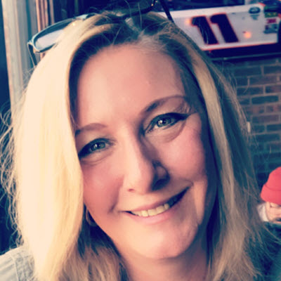 Jennifer Oliphant, analyste principale en conformité