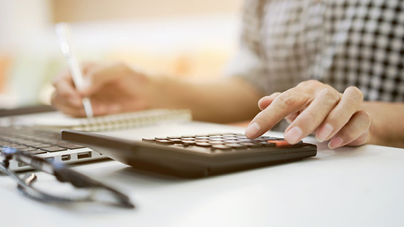 persona que comprueba las cifras en una calculadora